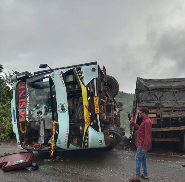 ಬೆಂಗಳೂರು-ಗೋವಾ ಬಸ್ ಅರಬೈಲ್ ಘಟ್ಟದಲ್ಲಿ ಭೀಕರ ಅಪಘಾತ