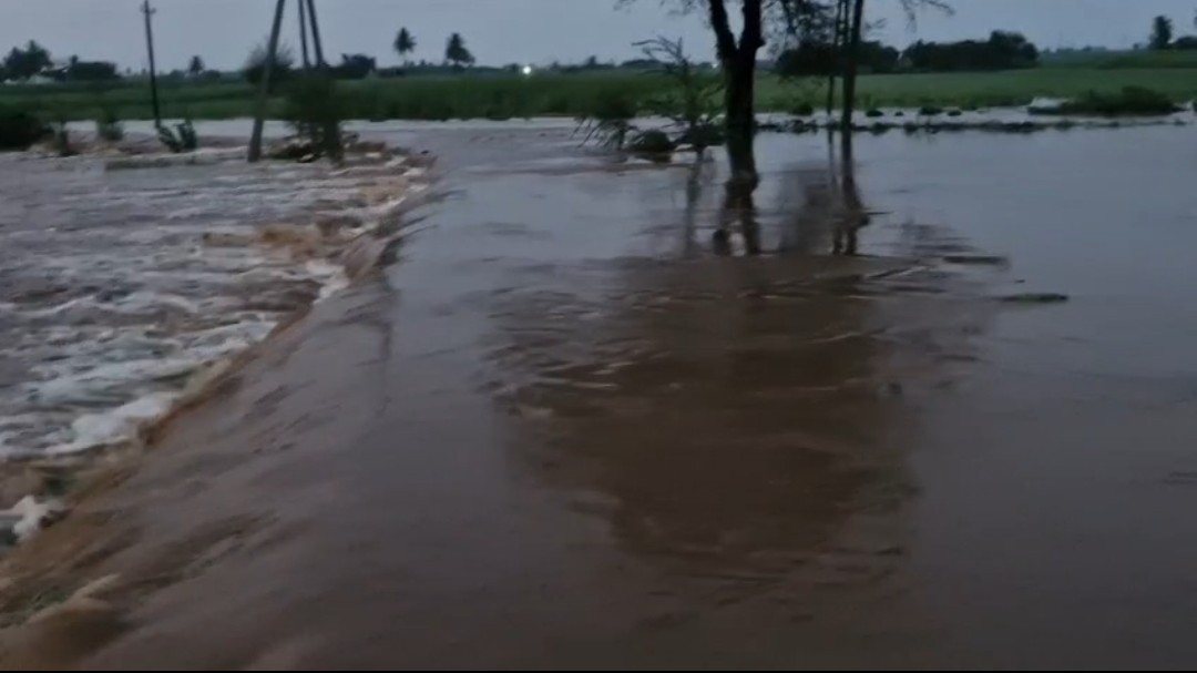 ಕುಡಚಿಯಲ್ಲಿ ಸುರಿದ ಭೀಕರ ಮಳೆಗೆ ಜನ ಜೀವನ ಸಂಪೂರ್ಣ ಅಸ್ತವ್ಯಸ್ತ.