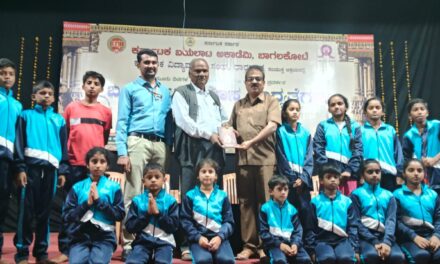 ಬಯಲಾಟ ಅಕಾಡೆಮಿಯ ಅಧ್ಯಕ್ಷರಿಗೆ ಗ್ರಂಥ ಅರ್ಪಣೆ