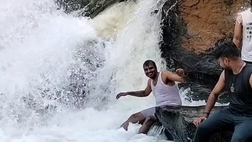 ಅಬ್ಬಿ ಫಾಲ್ಸ್ ನಲ್ಲಿ ನೀರುಪಾಲಾದ ತಮಿಳುನಾಡು ಮೂಲದ ಯುವಕ..!
