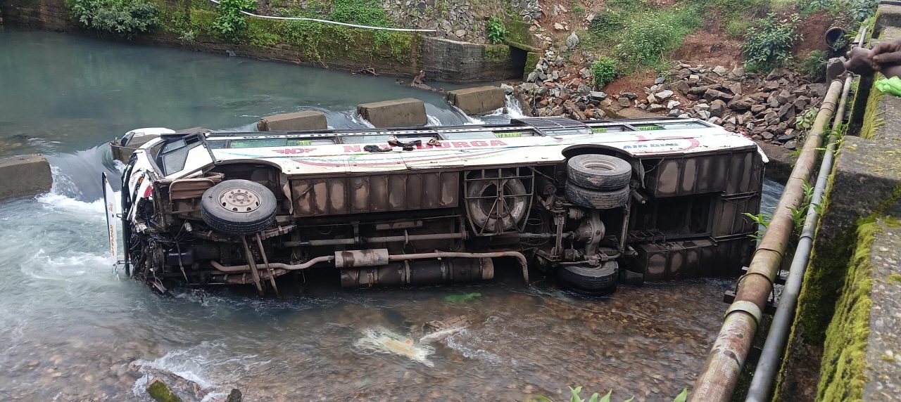 ಅಂಕೋಲಾ : ಸ್ಲೀಪರ್ ಬಸ್ ಹಳ್ಳಕ್ಕೆ ಬಿದ್ದು ಓರ್ವ ಸಾವು 18 ಜನರಿಗೆ ಗಾಯ