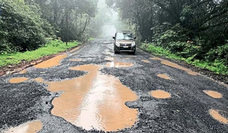 ಎಚ್ಚರ ಪ್ರವಾಸಿಗರೇ…ಗೋವಾ-ಬೆಳಗಾವಿ ರಸ್ತೆಯಲ್ಲಿದೆ ಭಾರಿ ಹೊಂಡ..!