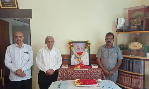 10ನೇ ಪುಣ್ಯ ಸ್ಮರಣೆ ನಿಮಿತ್ತ ಡಾ.ಎಂ.ಎಂ.ಕಲಬುರ್ಗಿ ಅವರಿಗೆ ಗೌರವ ಸಲ್ಲಿಕೆ