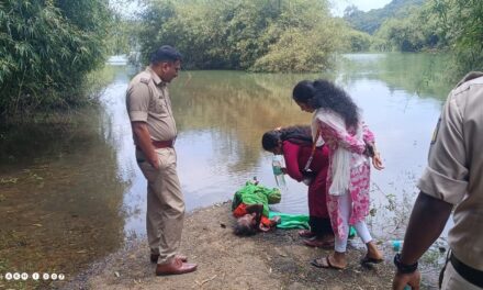 ಜೋಯಿಡಾದ ಹಿನ್ನಿರಿನ ಪಕ್ಕದಲ್ಲಿ ಬಿದ್ದಿದ್ದ ಅಜ್ಜಿಯ ರಕ್ಷಣೆ