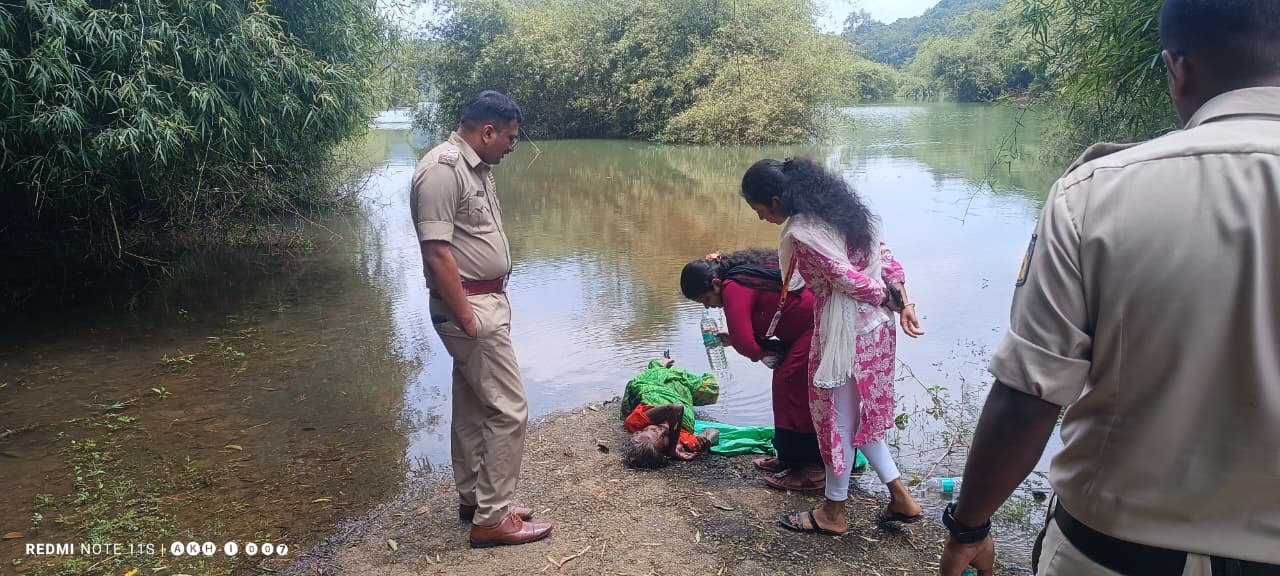 ಜೋಯಿಡಾದ ಹಿನ್ನಿರಿನ ಪಕ್ಕದಲ್ಲಿ ಬಿದ್ದಿದ್ದ ಅಜ್ಜಿಯ ರಕ್ಷಣೆ