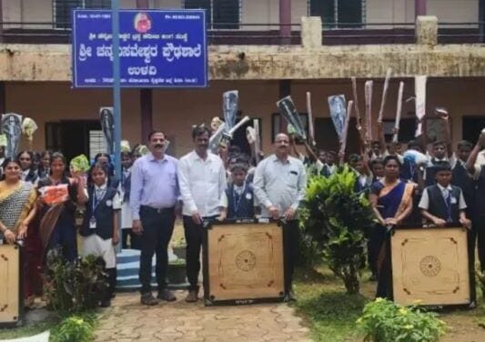 ಶಾಲಾ ಮಕ್ಕಳಿಗೆ ಕೈಗಾ ಸಿ.ಎಸ್.ಆರ್ ವತಿಯಿಂದ ಕ್ರೀಡಾ ಸಾಮಗ್ರಿ ವಿತರಣೆ