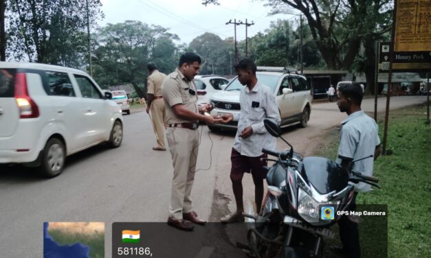 ಜೋಯಿಡಾದಲ್ಲಿ ಪೊಲೀಸರಿಂದ ವಾಹನ ಸಂಚಾರಿ ನಿಯಮಗಳ ಜನ ಜಾಗೃತಿ