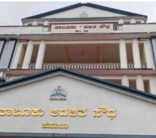 ಕುಮಟಾ ತಾಲೂಕಾ ಆಡಳಿತ ಸೌಧಕ್ಕೆ ಸಿಡಿಲು ಬಡಿದು ಹಾನಿ