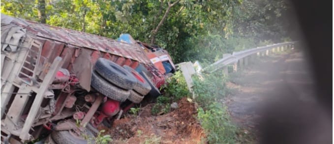 ಚಾಲಕನ ನಿಯಂತ್ರಣ ತಪ್ಪಿ ಸಿಮೆಂಟ್ ಲಾರಿ ಪಲ್ಟಿ