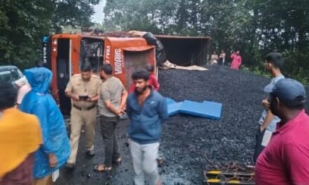 ಕಲ್ಲಿದ್ದಲು ತುಂಬಿದ ಲಾರಿ ಪಲ್ಟಿ ;ಸಂಚಾರ ಅಸ್ತವ್ಯಸ್ತ
