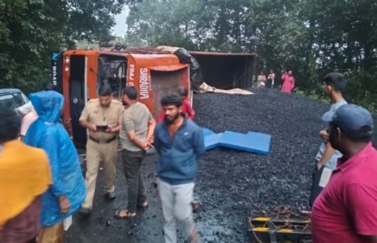 ಕಲ್ಲಿದ್ದಲು ತುಂಬಿದ ಲಾರಿ ಪಲ್ಟಿ ;ಸಂಚಾರ ಅಸ್ತವ್ಯಸ್ತ