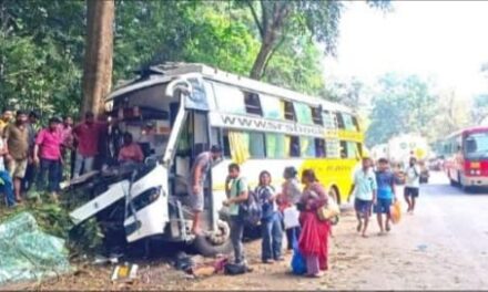 ಹಳಿಯಾಳ ಕ್ರಾಸ್ ಬಳಿ ಮರಕ್ಕೆ ಡಿಕ್ಕಿ ಹೊಡೆದ ಬಸ್
