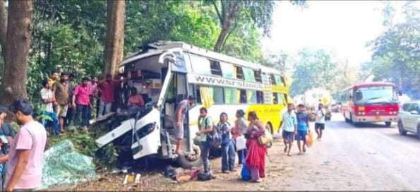 ಹಳಿಯಾಳ ಕ್ರಾಸ್ ಬಳಿ ಮರಕ್ಕೆ ಡಿಕ್ಕಿ ಹೊಡೆದ ಬಸ್