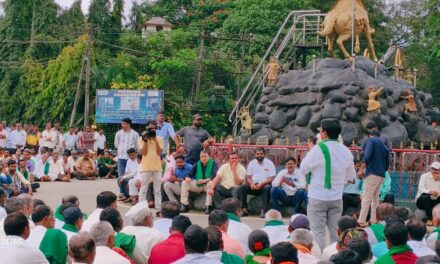 ಪ್ಯಾರಿ ಸಕ್ಕರೆ ಕಾರ್ಖಾನೆಯ ವಿರುದ್ಧ ಕಬ್ಬು ಬೆಳೆಗಾರರಿಂದ ಪ್ರತಿಭಟನೆ