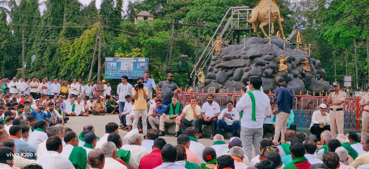 ಪ್ಯಾರಿ ಸಕ್ಕರೆ ಕಾರ್ಖಾನೆಯ ವಿರುದ್ಧ ಕಬ್ಬು ಬೆಳೆಗಾರರಿಂದ ಪ್ರತಿಭಟನೆ