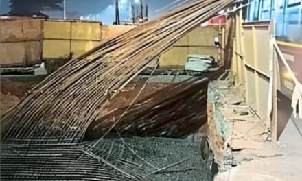 ಬಸ್ ಮೇಲೆ ಬಿದ್ದ ಸರಳಿನ ರಾಶಿ, ತಪ್ಪಿದ ಭಾರಿ ಅನಾಹುತ