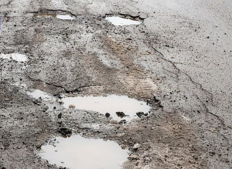 ಸಂಪೂರ್ಣ ಹದಗೆಟ್ಟ ಬೆಳಗಾವಿ-ಗೋವಾ ಸಂಪರ್ಕ ರಸ್ತೆ