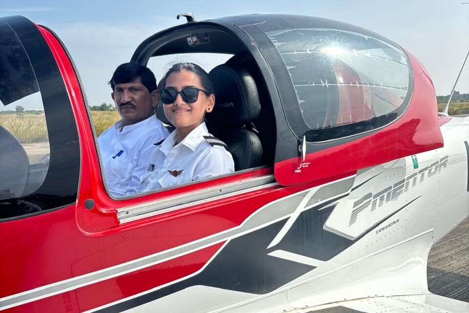 ಗೋಕರ್ಣದ ಕಾವ್ಯಶ್ರೀ ಕಮರ್ಷಿಯಲ್ ಪೈಲೆಟ್