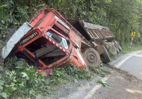 ಶಿರಲೆ ಕ್ರಾಸ್ ಹತ್ತಿರ ಲಾರಿ ಪಲ್ಟಿ :ಚಾಲಕ ಸಾವು