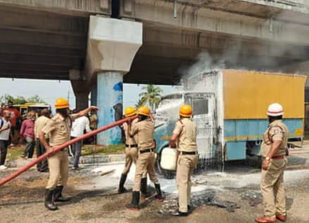 ಹಾಲು ಪೂರೈಸುವ ಗೂಡ್ಸ್ ವಾಹನಕ್ಕೆ ಬೆಂಕಿ
