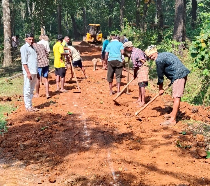 ಗಂಗೋಡಾ ರಸ್ತೆಯನ್ನು ದುರಸ್ತಿ ಮಾಡಿದ ಗ್ರಾಮಸ್ಥರು