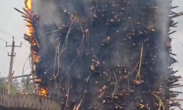 ತಾರಕ್ಕೇರಿದ ಕಬ್ಬಿನ ದರ ನಿಗದಿ ಹೋರಾಟ ನೂರಾರು ಕಬ್ಬಿನ ಟ್ರಾಕ್ಟರ್‌ಗಳಿಗೆ ಬೆಂಕಿ