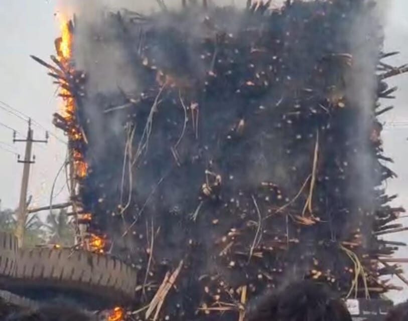 ತಾರಕ್ಕೇರಿದ ಕಬ್ಬಿನ ದರ ನಿಗದಿ ಹೋರಾಟ ನೂರಾರು ಕಬ್ಬಿನ ಟ್ರಾಕ್ಟರ್‌ಗಳಿಗೆ ಬೆಂಕಿ