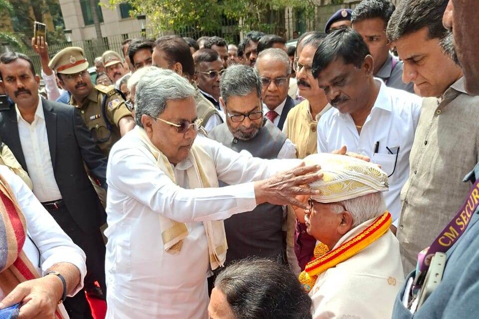 ಪುಟ್ಟಸ್ವಾಮಿ ಗುಡಿಗಾರ್ ರವರನ್ನು ಸನ್ಮಾನಿಸಿದ ಕರ್ನಾಟಕ ಸಿಎಂ