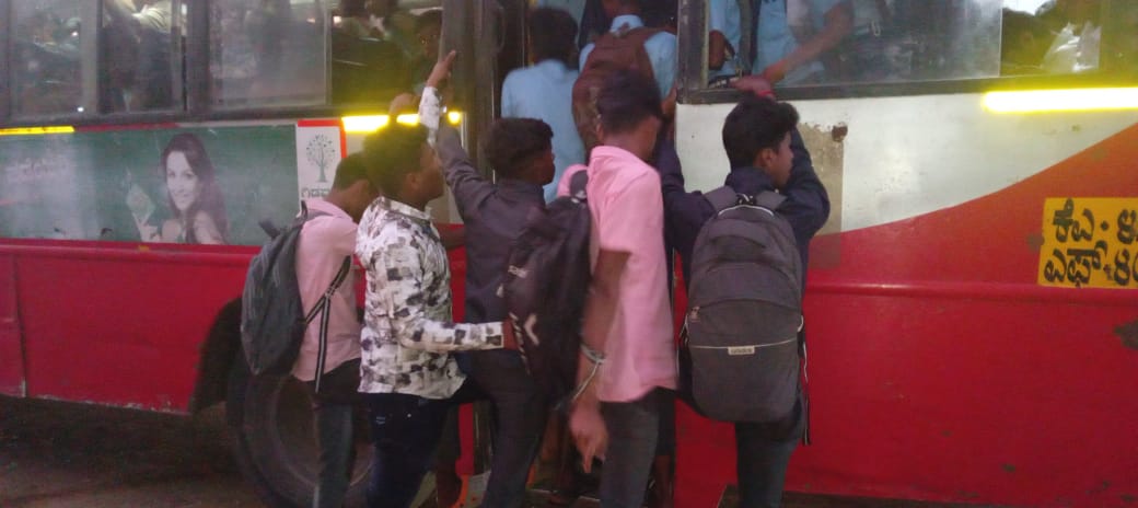 ಬಸ್ ತಂಗುದಾಣ ಸೌಲಭ್ಯ ಇಲ್ಲದ  ಜೋಯಿಡಾದ ಕುಂಬಾರವಾಡಾ