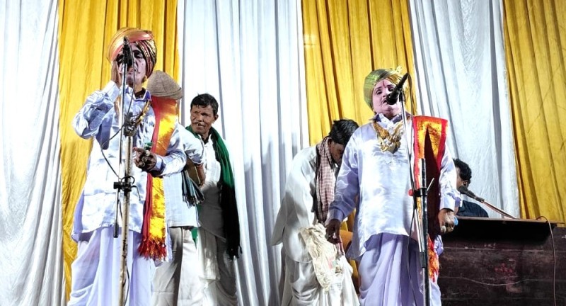 ಮನರಂಜಿಸಿದ ಸಂಗ್ಯಾಬಾಳ್ಯಾ ಸಾಮಾಜಿಕ ಬೈಲಾಟ