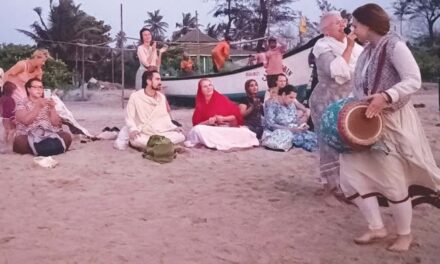 ಗೋವಾ ಬೀಚ್ ನಲ್ಲಿ ವಿದೇಶಿಗರಿಂದ ಪ್ರತಿದಿನ ಭಜನಾ ಕಾರ್ಯಕ್ರಮ…!