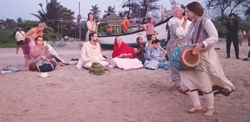 ಗೋವಾ ಬೀಚ್ ನಲ್ಲಿ ವಿದೇಶಿಗರಿಂದ ಪ್ರತಿದಿನ ಭಜನಾ ಕಾರ್ಯಕ್ರಮ…!