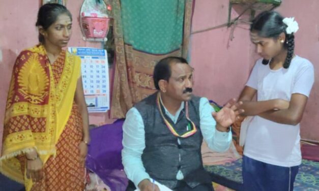 ಹತ್ತರ ಸಾಧಕರ ಹತ್ರ ಶಾಲೆಯ ಮುಖ್ಯೋಪಾಧ್ಯಯ.!