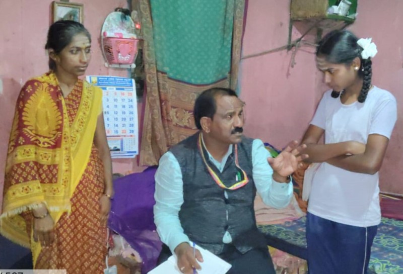 ಹತ್ತರ ಸಾಧಕರ ಹತ್ರ ಶಾಲೆಯ ಮುಖ್ಯೋಪಾಧ್ಯಯ.!