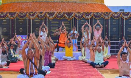 ಏಷ್ಯದ ಅತಿಎತ್ತರದ ಶ್ರೀರಾಮನ ಪ್ರತಿಮೆಯ ಎದುರು ಯೋಗಾಭ್ಯಾಸ