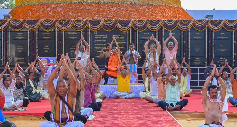ಏಷ್ಯದ ಅತಿಎತ್ತರದ ಶ್ರೀರಾಮನ ಪ್ರತಿಮೆಯ ಎದುರು ಯೋಗಾಭ್ಯಾಸ