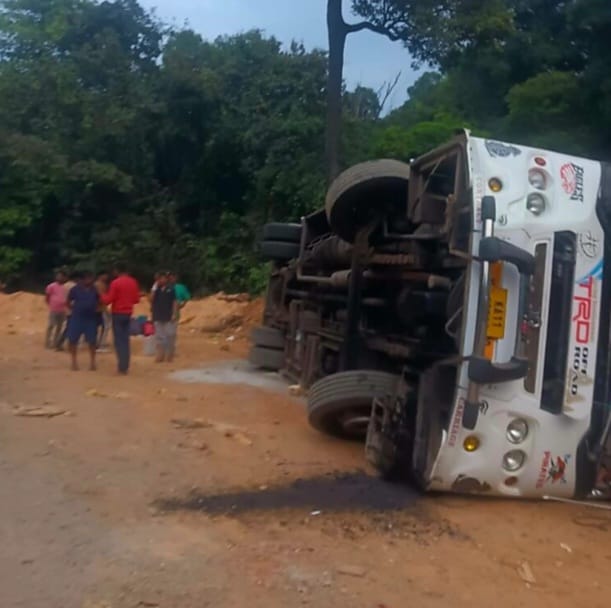 ಹೊನ್ನಾವರದಲ್ಲಿ ವಿದ್ಯಾರ್ಥಿಗಳ ಪ್ರವಾಸ ಬಸ್ ಪಲ್ಟಿ