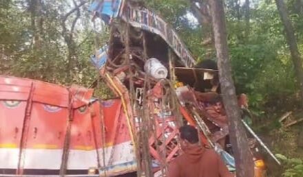 ಟ್ರಕ್ ಪಲ್ಟಿ,ಚಾಲಕ ಅಪಾಯದಿಂದ ಪಾರು