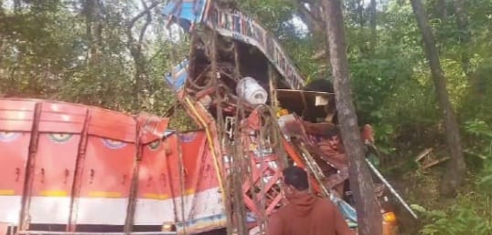 ಟ್ರಕ್ ಪಲ್ಟಿ,ಚಾಲಕ ಅಪಾಯದಿಂದ ಪಾರು