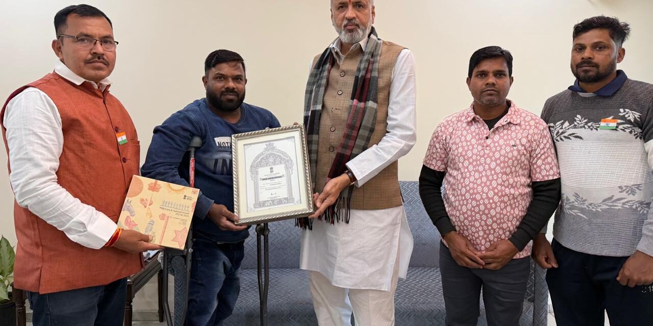 ಖಾನಾಪುರದ ಪುಂಡಲಿಕ ಕುಂಬಾರರವರಿಗೆ ಭಾರತ ಸರ್ಕಾರದ ಜವಳಿ ಸಚಿವಾಲಯದಿಂದ ಸನ್ಮಾನ;ಕಾಗೇರಿ ಅಭಿನಂದನೆ.