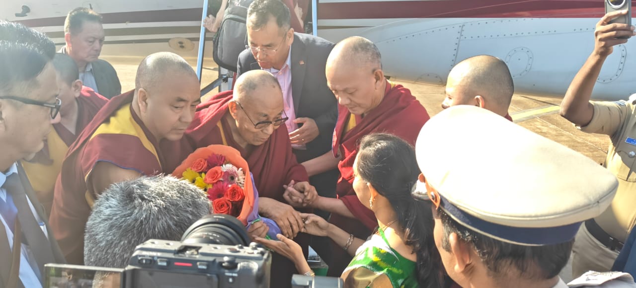 ಬೌದ್ಧ ಧರ್ಮಗುರು ದಲೈ ಲಾಮಾ ಅವರಿಗೆ ಹುಬ್ಬಳ್ಳಿಯಲ್ಲಿ  ಸ್ವಾಗತ