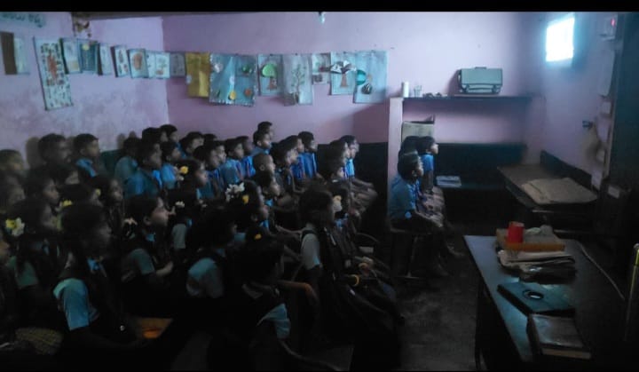 ಬಾಮಣಗಿ ಶಾಲೆಯ ವಿದ್ಯಾರ್ಥಿಗಳಿಗೆ “ಕೌತುಕ “ಸಾಕ್ಷ್ಯಚಿತ್ರ ಪ್ರದರ್ಶನ