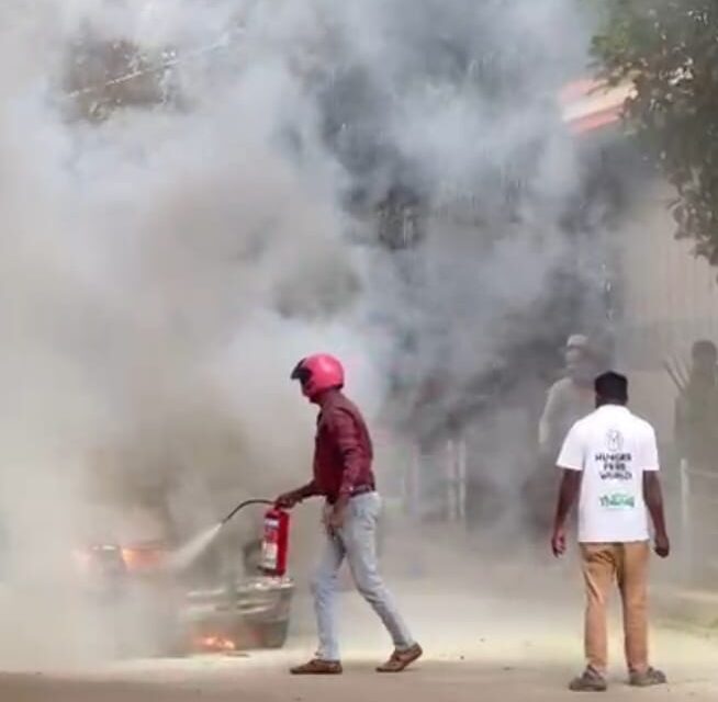 ಕ್ಷಣಾರ್ಧದಲ್ಲಿ ಕಾರು ಸಂಪೂರ್ಣ ಸುಟ್ಟು ಭಸ್ಮ