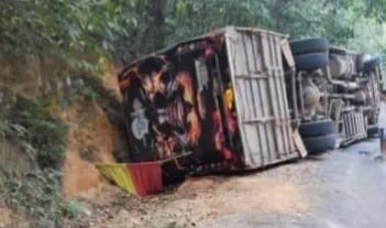 ಯಾಣದ ಹಸೆಮನೆ ನುಜ್ಜಗಿ ಕ್ರಾಸ್ ಬಳಿ ಪ್ರವಾಸಿ ಬಸ್‌ ಪಲ್ಟಿ;12 ವಿದ್ಯಾರ್ಥಿಗಳಿಗೆ ಗಾಯ