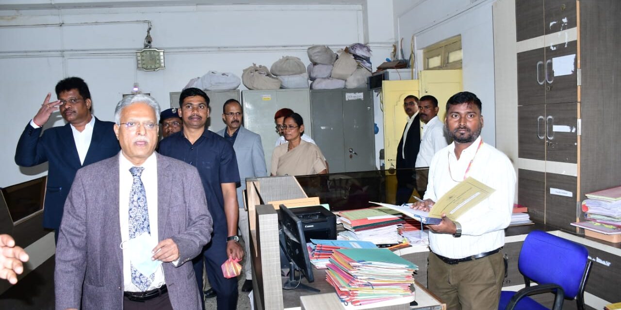 ಕಲಬುರಗಿಯ ಹಲವು ಕಚೇರಿಗಳಿಗೆ ಲೋಕಾಯುಕ್ತ ಅಧಿಕಾರಿಗಳ ದಿಢೀರ್ ಭೇಟಿ