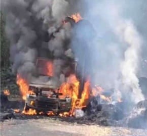 ಹೊನ್ನಾವರದಲ್ಲಿ ಬುಲೆರೋ ವಾಹನ ವಿದ್ಯುತ್ ಕಂಬಕ್ಕೆ ಡಿಕ್ಕಿಗೆ ಸಂಪೂರ್ಣ ಬೆಂಕಿಗಾಹುತಿ