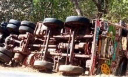 ಮಾವಳ್ಳಿ ಕ್ರಾಸ್ ಬಳಿ ಕಲ್ಲಿದ್ದಲು ತುಂಬಿದ್ದ ಲಾರಿ ಪಲ್ಟಿ.