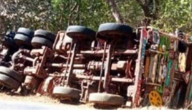 ಮಾವಳ್ಳಿ ಕ್ರಾಸ್ ಬಳಿ ಕಲ್ಲಿದ್ದಲು ತುಂಬಿದ್ದ ಲಾರಿ ಪಲ್ಟಿ.