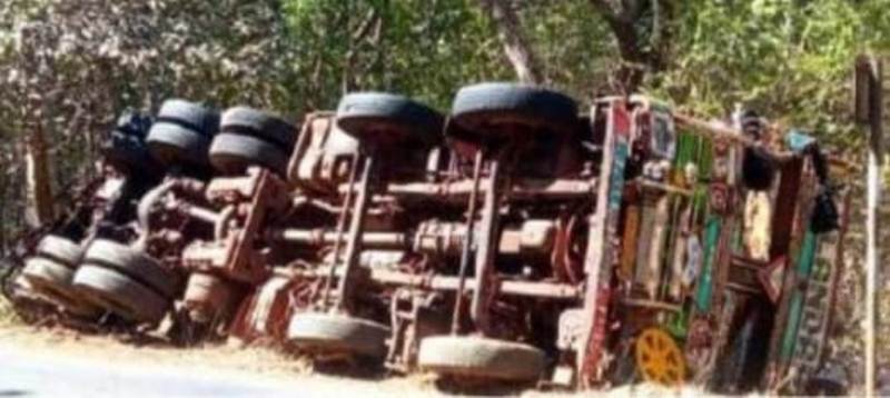 ಮಾವಳ್ಳಿ ಕ್ರಾಸ್ ಬಳಿ ಕಲ್ಲಿದ್ದಲು ತುಂಬಿದ್ದ ಲಾರಿ ಪಲ್ಟಿ.