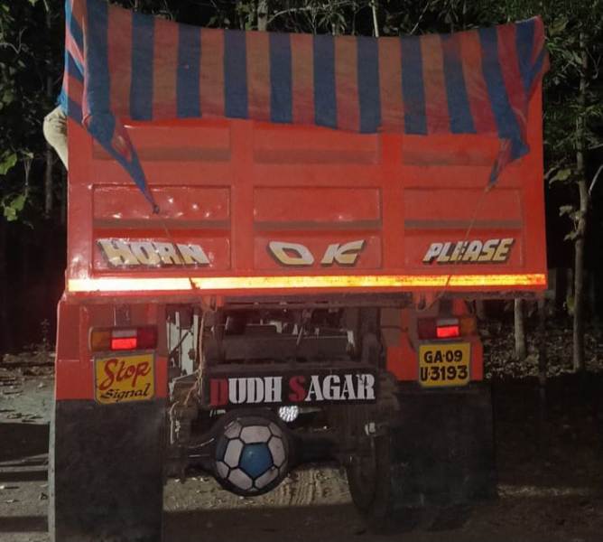 ಜೋಯಿಡಾ ದ ಬರ್ಚಿ ಕ್ರಾಸ್ ನಲ್ಲಿ ಅಕ್ರಮ ಮರಳು ವಶ